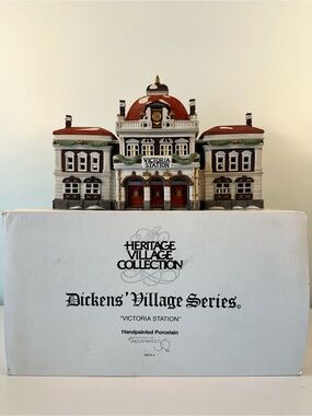 Department 56 Dickens' Village "Victoria Station" & Holiday Travelers Accessory